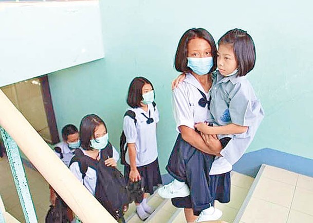 抱殘障同學上課  女生感動網友