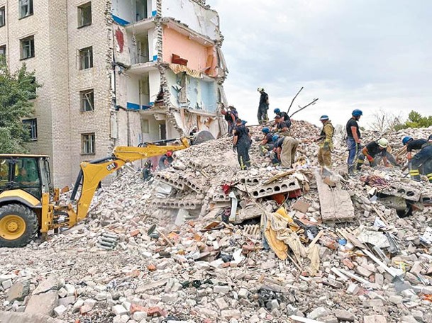 恰索夫亞爾救援人員移走瓦礫尋找被困人士。