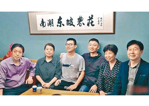 姚策（右三）的養父母（左一，二）起訴涉事的河南大學淮河醫院。