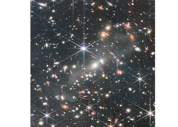 望遠鏡遊太空傳回高清照  130億歲星系曝光