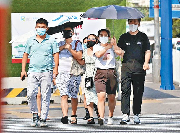 內地多省市出現熱浪，圖為上海市街頭。