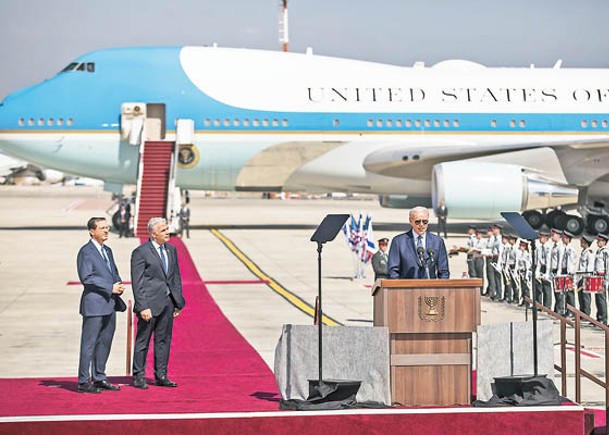 拜登（前右）抵達以色列後發表講話。（Getty Images圖片）