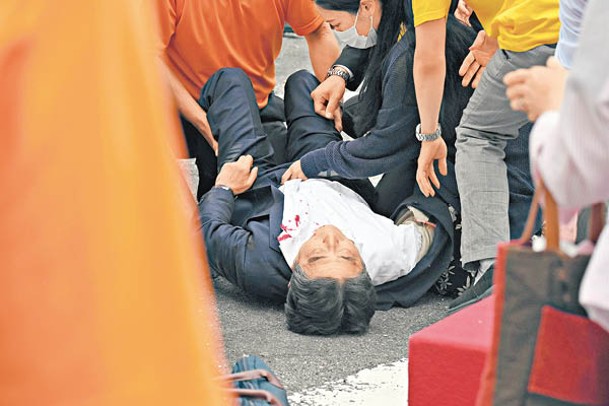 安倍晉三中槍倒地，衣服染有鮮血。（Getty Images圖片）