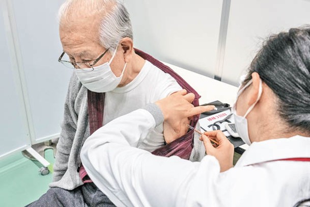 東京長者接種疫苗。（Getty Images圖片）