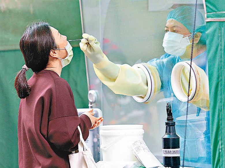 台灣疫情未退，圖為市民到檢測站接受檢測。