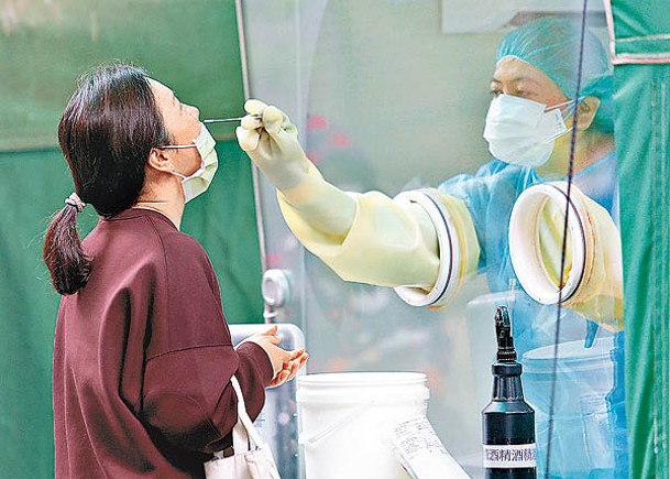 台灣疫情未退，圖為市民到檢測站接受檢測。
