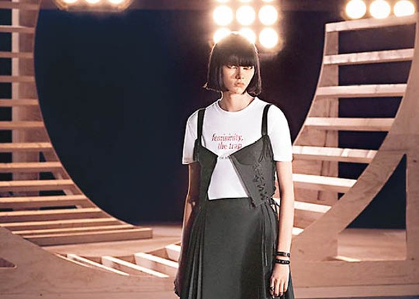 法國名牌Dior展出的黑裙被指抄襲馬面裙。