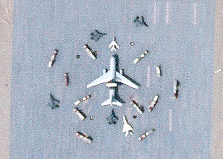 解放軍包圍一架疑似E767空中預警機模型。