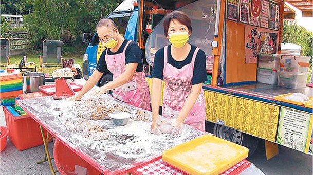 兩人抵埗後稍作休息便立即蒸製饅頭。