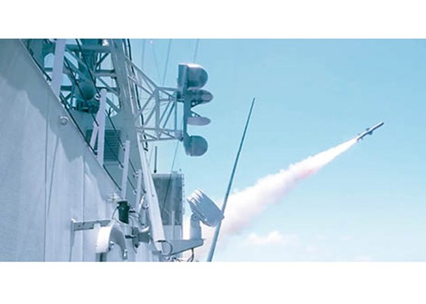 加拿大軍艦發射魚叉反艦導彈。