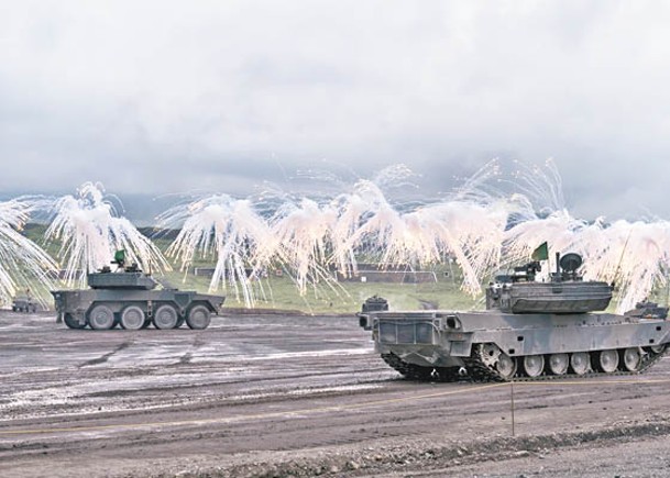 日本坦克參與演習。（Getty Images圖片）