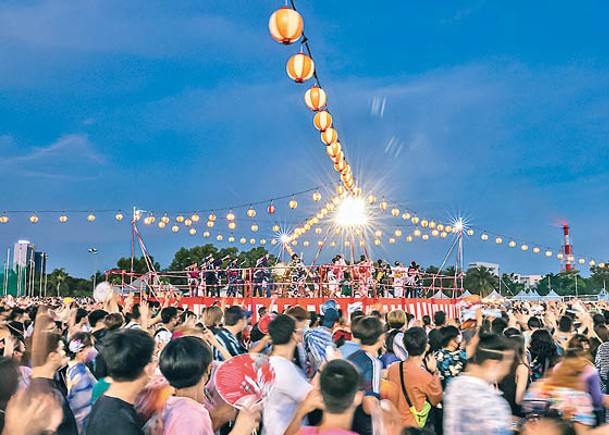 盆踊活動場面浩大。<br>（Getty Images圖片）