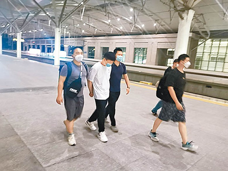 疑犯在福州南火車站遭民警拘捕。