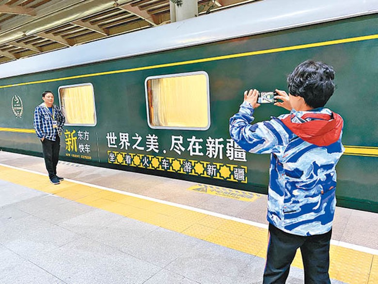 「新東方快車」豪華專列遊客在列車前留影。