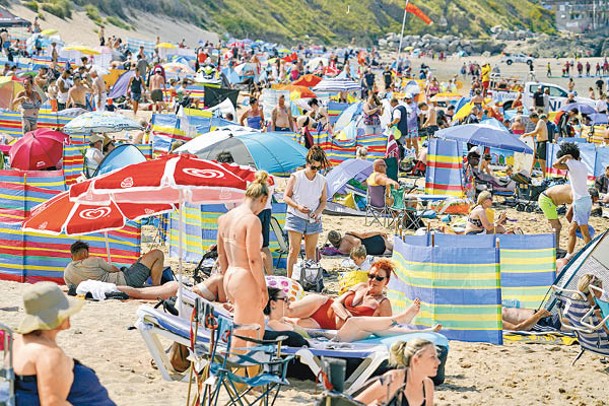 英國不少沙灘逼滿人潮。