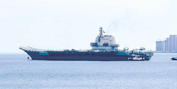 解放軍：山東號駛離大連市的船廠。