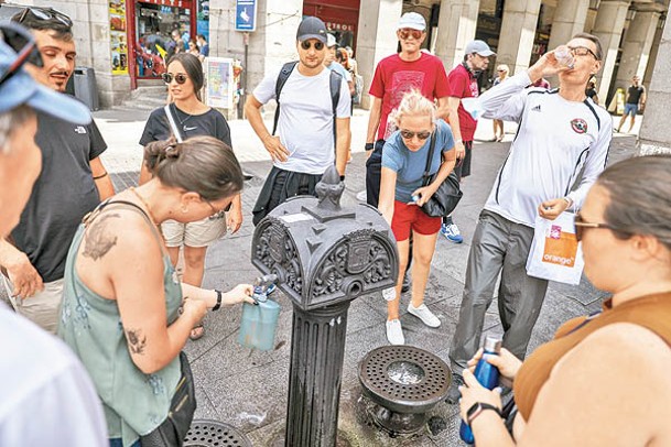 西班牙：酷熱天氣持續，民眾飲水消暑。