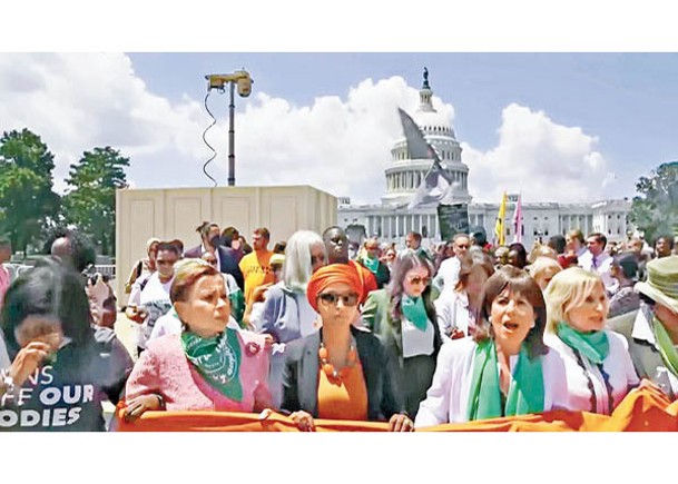 多名民主黨眾議員參與捍衞墮胎權示威。