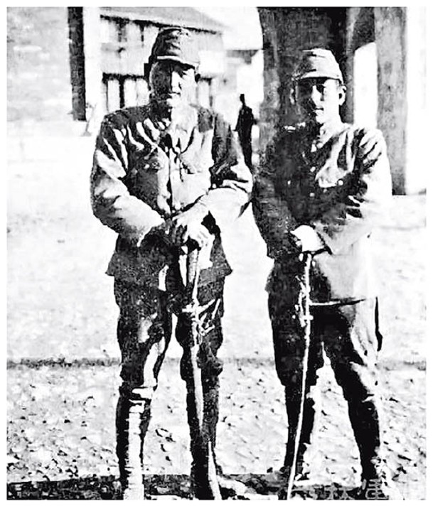 野田毅（右）與同袍在侵華期間進行殺人比賽。