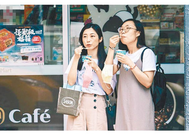 台灣民眾在街上吃雪糕解暑。（中時電子報圖片）