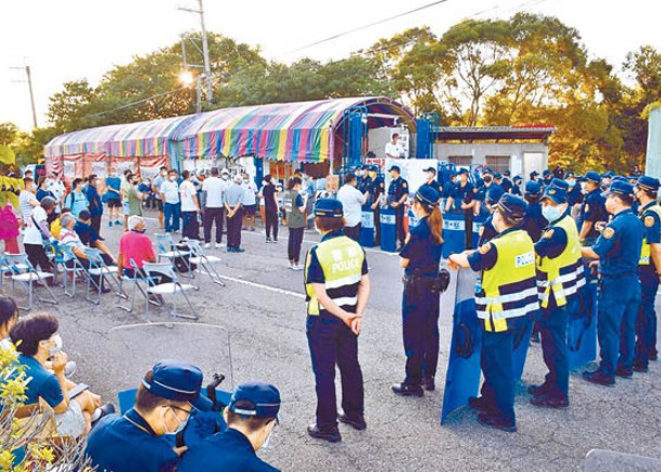 警員到場維持秩序及治安。