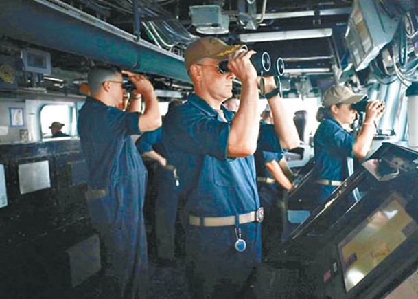 本福德號官兵手持望遠鏡監察西沙群島附近海域水面情況。