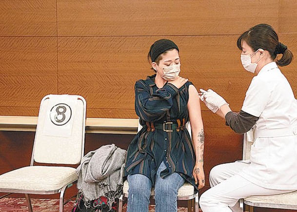 日本繼續推動民眾打疫苗。（Getty Images圖片）