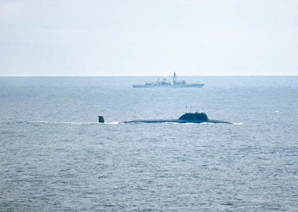 北德文斯克號核潛艇（前）現身北海。