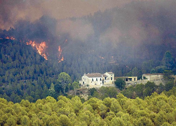 西班牙山林在炎夏發生山火。