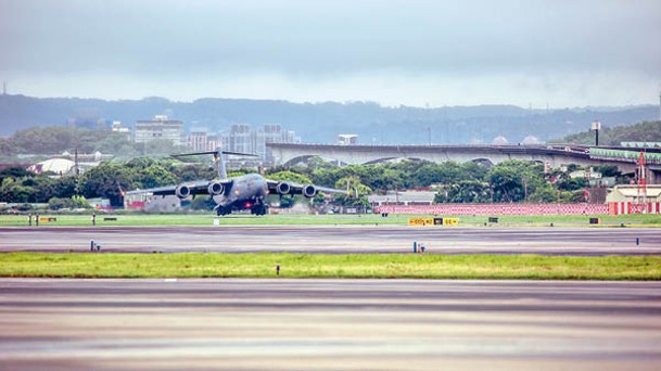 美國C17運輸機曾經接載美國國會參議員抵達台灣。