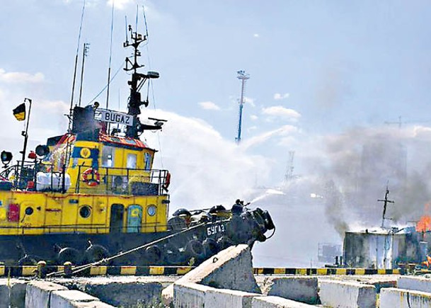 敖德薩港有建築物起火。