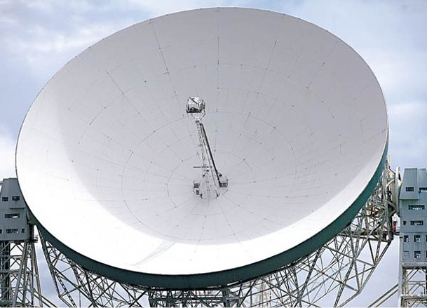 洛弗爾射電望遠鏡口徑長達76米的碟形天線。