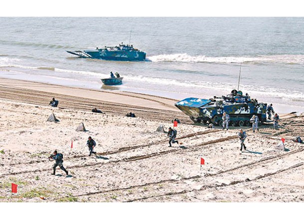 解放軍舉行搶灘演習。