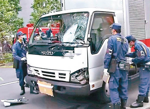 警員在加藤智大駕駛的貨車上取證。