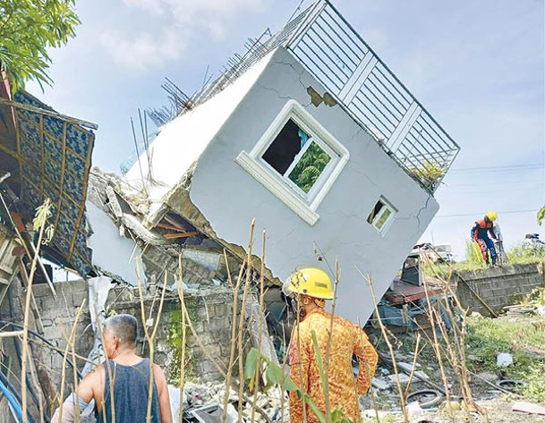 地震導致房屋倒塌。