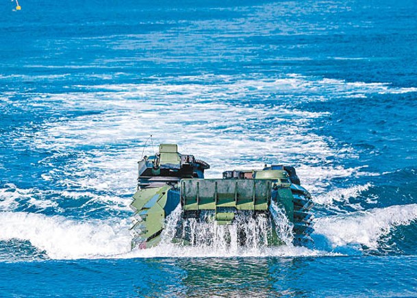 AAV7兩棲突擊車泛水前進模擬搶灘。（Getty Images圖片）