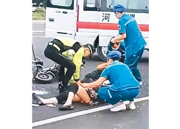 警員及醫護人員到場救助傷者。