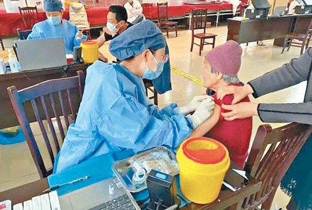 東港鎮老人接種新冠疫苗。