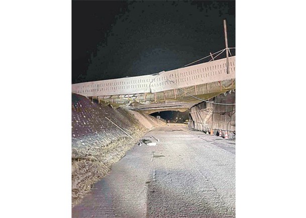 花蓮玉里鎮玉興橋在早前發生的地震翻側及斷裂。
