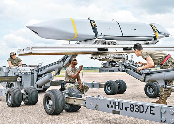 AGM158B聯合空對地遠程攻擊導彈，連同F35A一併出售。
