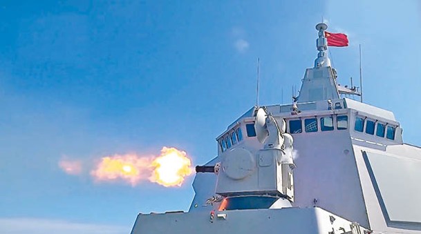 延安號在南海使用副炮實彈射擊。