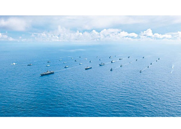 參與環太平洋軍事演習的艦艇編隊航行。