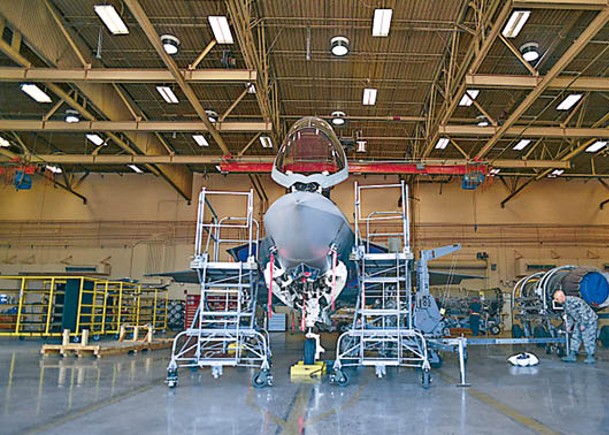 美國空軍人員檢查F35A隱形戰機的彈射座椅。