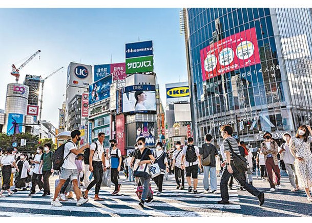 日本疫情升溫，東京居民如常外出。（Getty Images圖片）
