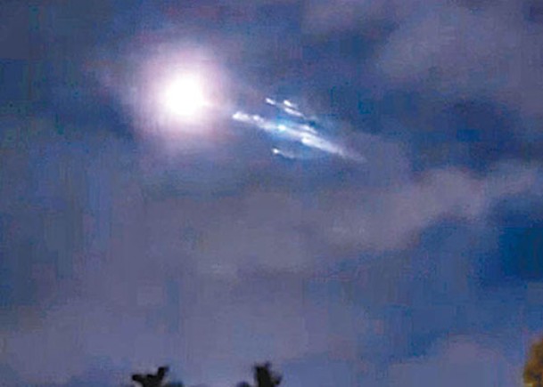 在馬來西亞沙撈越民眾目擊火箭殘骸再入大氣層燃燒，夜空出現數個火球。