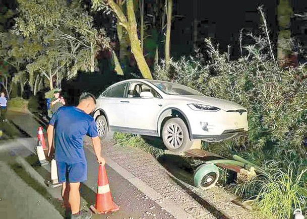 電動車剷上路旁。