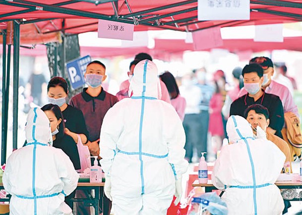 廣東省廣州市民眾接受檢測。（中新社圖片）