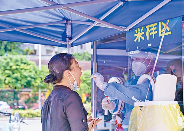廣西：南寧市青秀區居民進行核酸檢測。（中新社圖片）