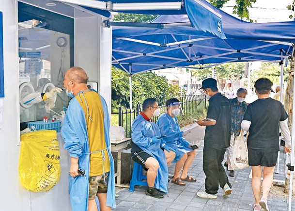 上海市虹口區居民進行核酸檢測採樣。（中新社圖片）