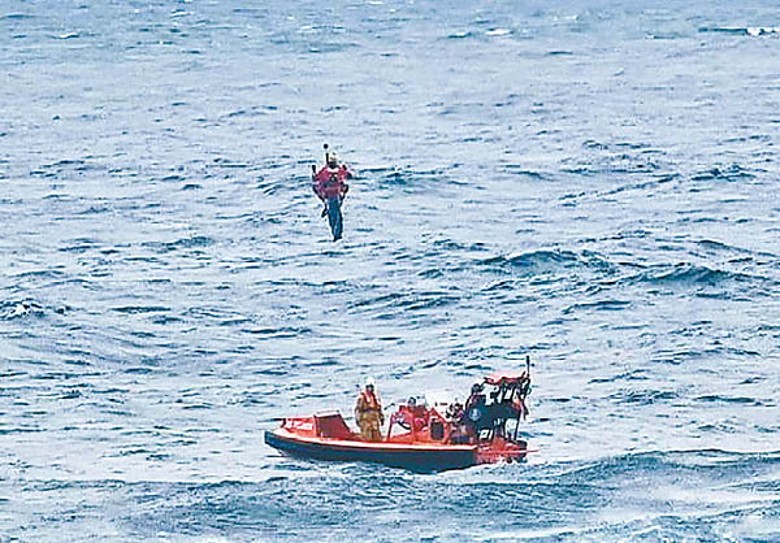 船員獲直升機人員救起。